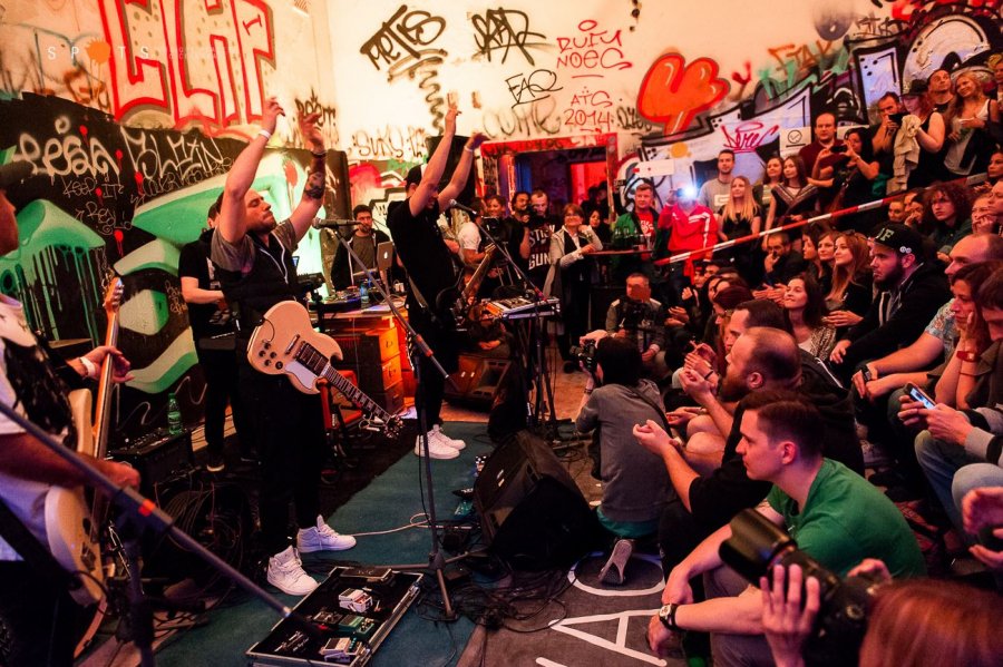 Lavagance oslávili v opustenej nemocnici dekádu na scéne! Zahrali aj Prešporskí junáci, DJ Koki a harfa Lavagance oslávili v opustenej nemocnici dekádu na scéne! Zahrali aj Prešporskí junáci, DJ Koki a harfa