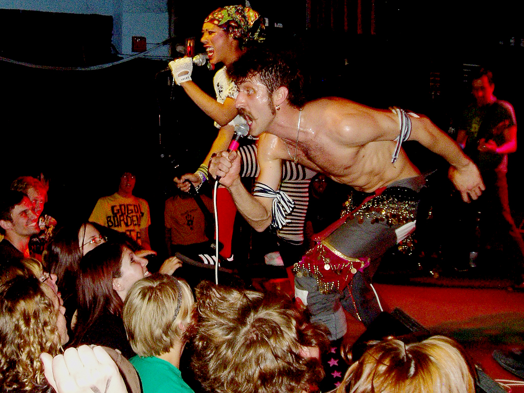 Gogol Bordello rozvibrujú pódium na festivale Rock For People Gogol Bordello rozvibrujú pódium na festivale Rock For People