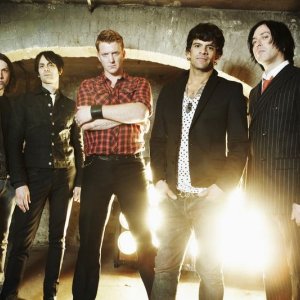Queens Of The Stone Age privezú na Rock For People čerstvý a intenzívny album s požehnaním Eltona Johna