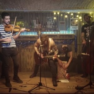 Folk-punkáči Cascabel z Banskej Bystrice sa predstavujú klipom Out comes the Beast