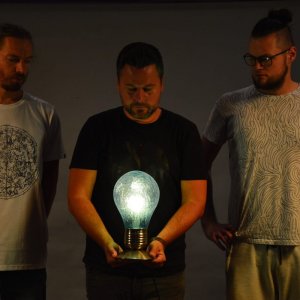 Druhý album kapely Protiklad je vonku, strieda úzkosť s nádejou z krajiny na periférii