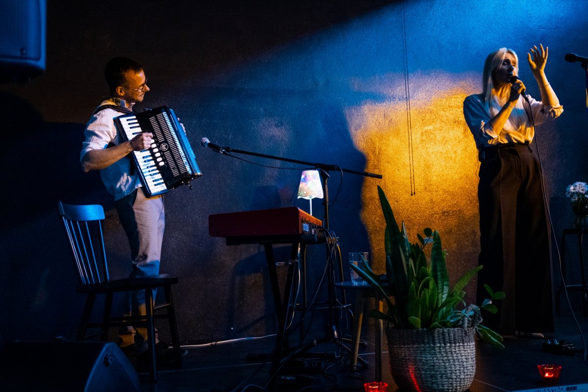 Mila Medvedovska a Daniel Špiner vydávajú emočne a žánrovo farebný debut Za dlaňou | Autor: Rastislav Blaško | Zdroj: Slnko Records Mila Medvedovska a Daniel Špiner vydávajú emočne a žánrovo farebný debut Za dlaňou