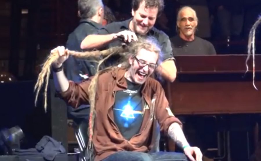 Fanúšik kapely Pearl Jam si nechal ostrihať "dredy" počas koncertu Fanúšik kapely Pearl Jam si nechal ostrihať "dredy" počas koncertu