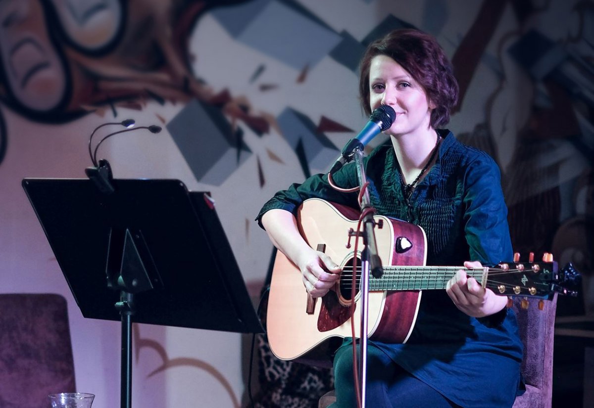Viki Olejárová predstaví autorské piesne v rámci festivalu Slovenská Krčma | Autor: Fero Karlík Viki Olejárová predstaví autorské piesne v rámci festivalu Slovenská Krčma